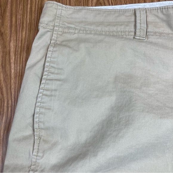 Old Navy Perfect 3 1/2 Inch Khaki Shorts - Size 16 - Picture 2 of 8